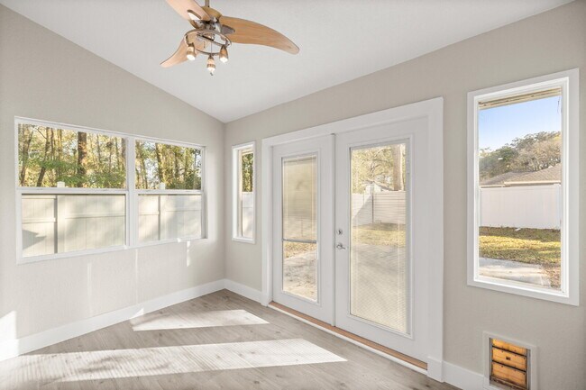 Building Photo - Newly remodeled Lovely 3-bed 2 Bath Home in desirable Location!!