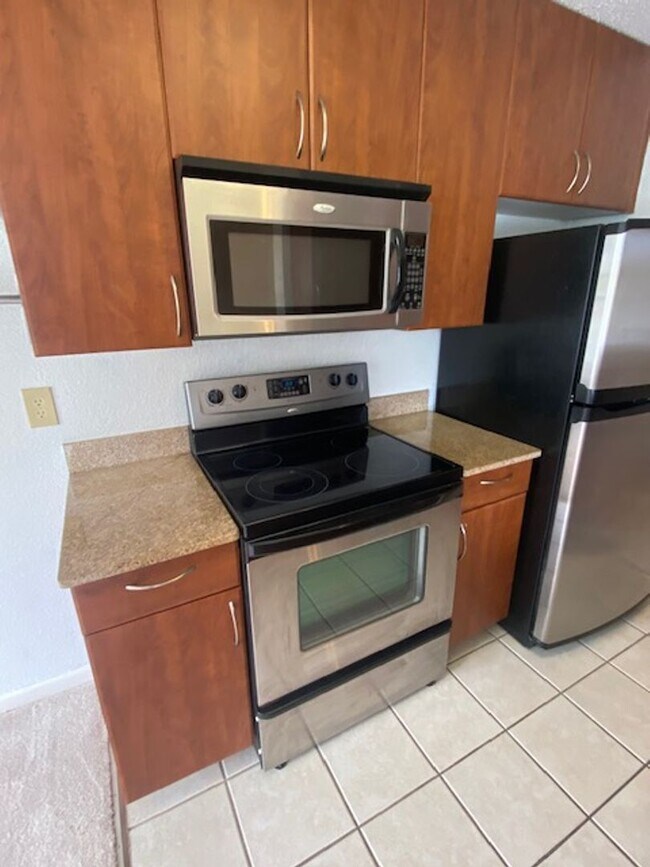 Building Photo - Top Floor 1 Bedroom condo in the gated com...