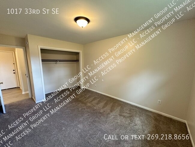 Building Photo - 1017 33rd St SE
