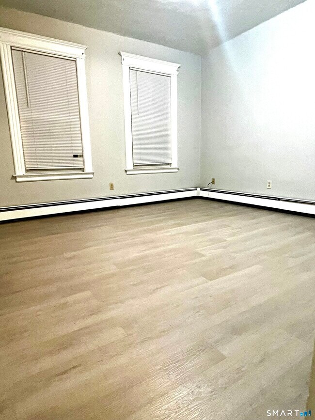 Building Photo - 160 Lawrence St