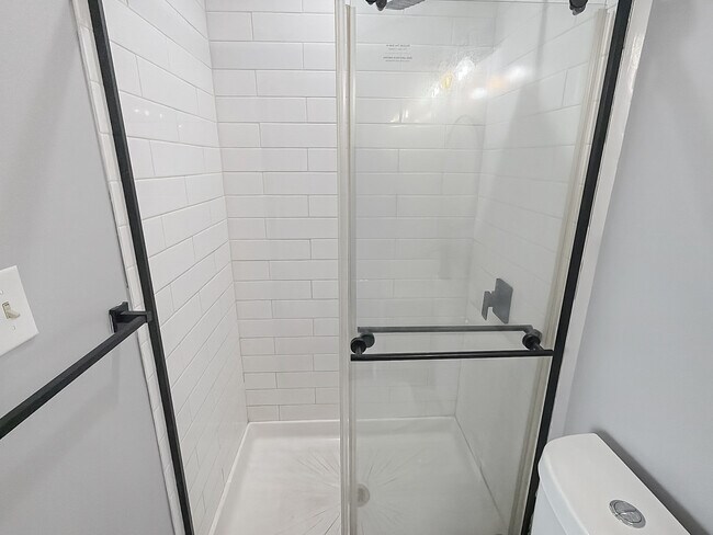 Building Photo - 733 N Linwood Ave