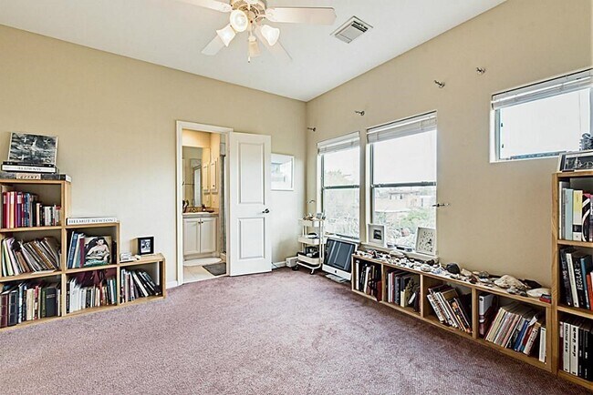 Building Photo - 5422 Lillian St