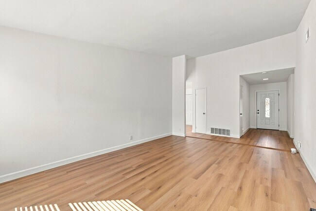 Building Photo - 560 Glenburry Way