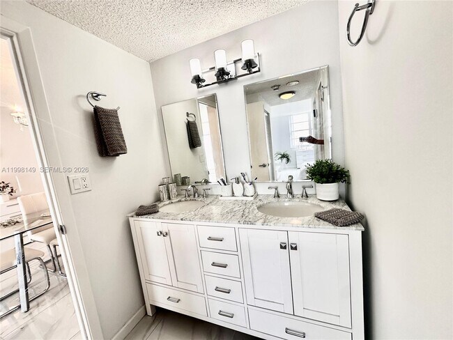 Building Photo - 500 Bayview Dr