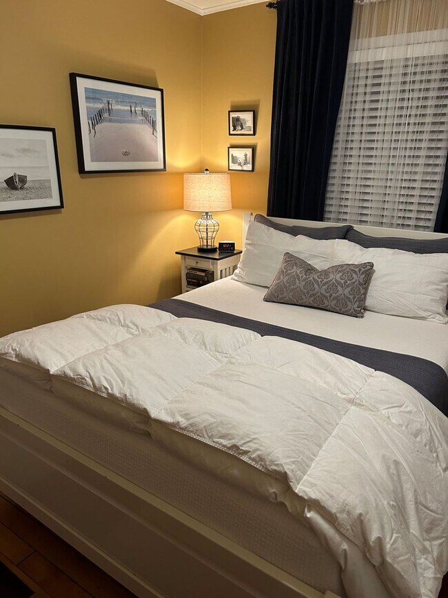 Building Photo - Your Cozy Off-Season Retreat