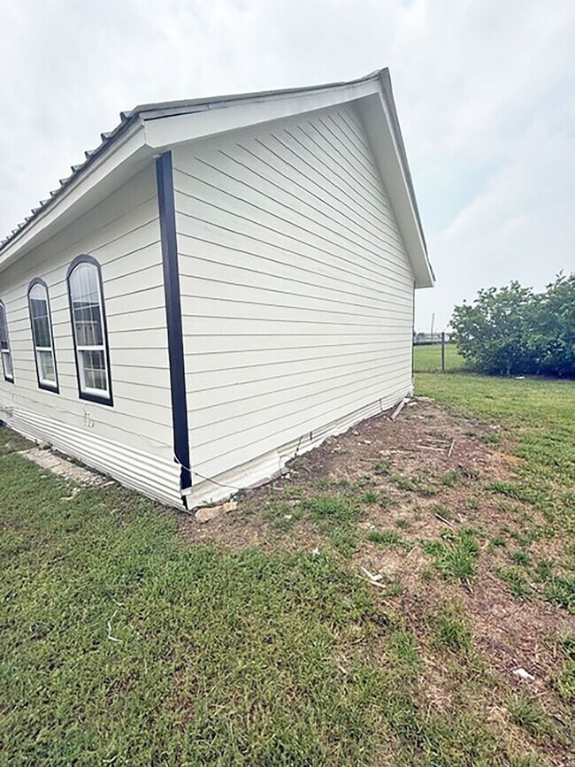 Building Photo - Nice 3 Bdrm 1 Bath Home in Gunter Texas