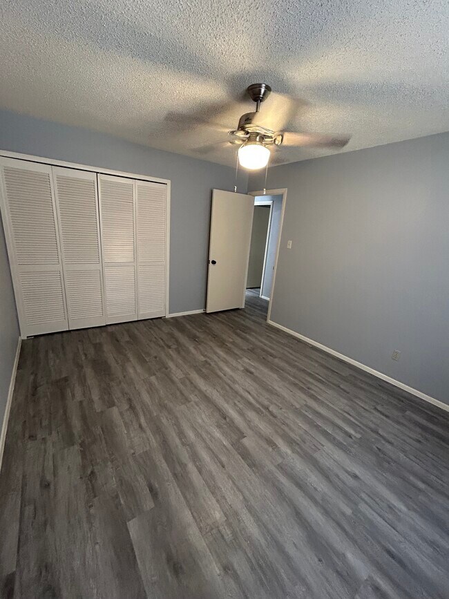 Building Photo - 1315 White Rock Dr