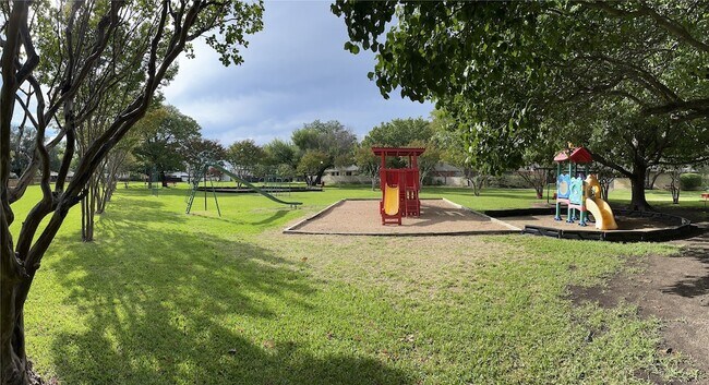 Building Photo - 15621 Terrace Lawn Cir