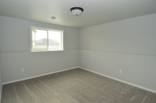 Building Photo - Beautiful 4 bed 2 bath Townhome for rent!