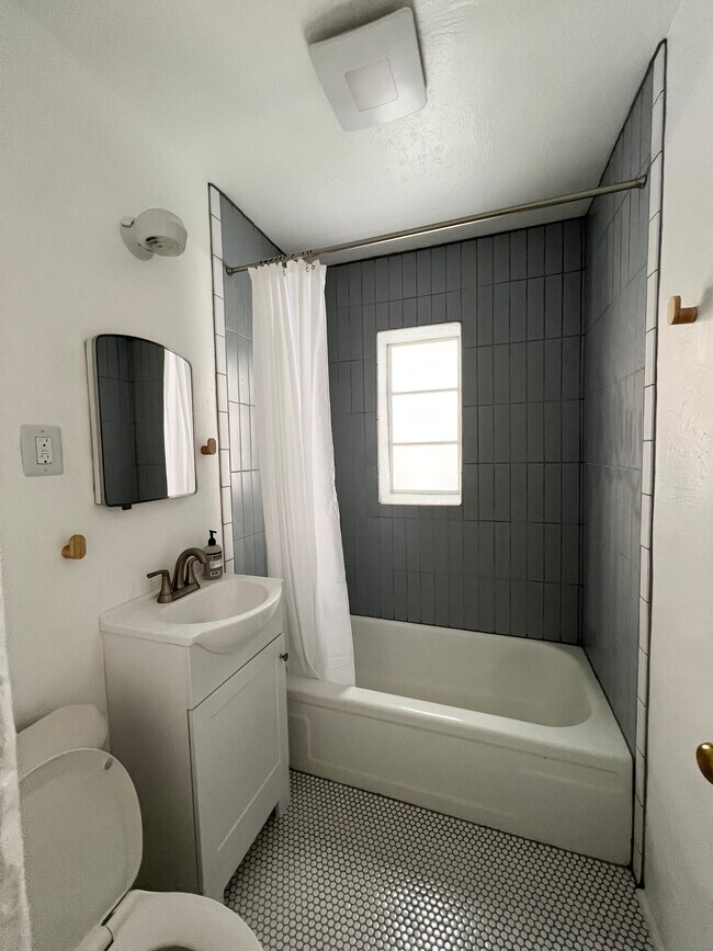 Building Photo - 504 Kathryn Ave