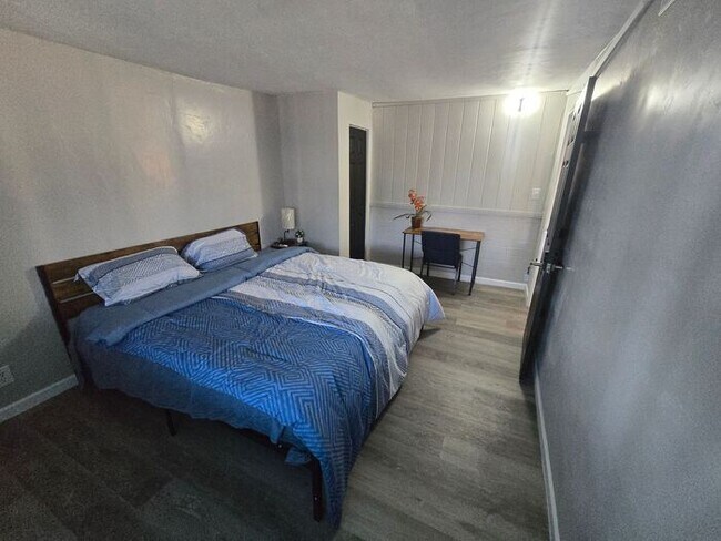 Building Photo - Rooms for Rent – Furnished, Lockable, & Private Backyard! 6 Spots Open.