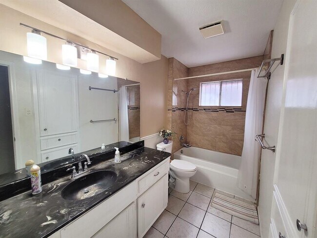Building Photo - 12111 Pompano Ln