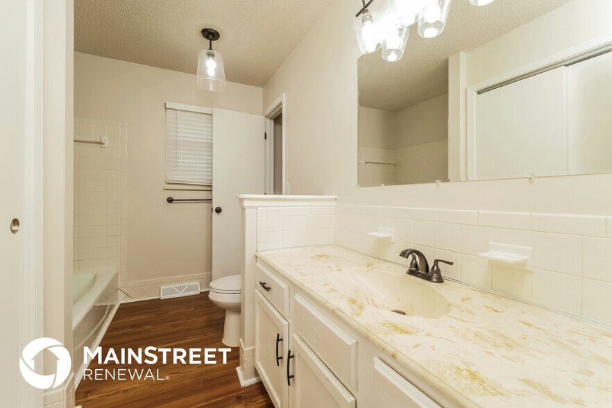 Building Photo - 513 NE Grant Dr