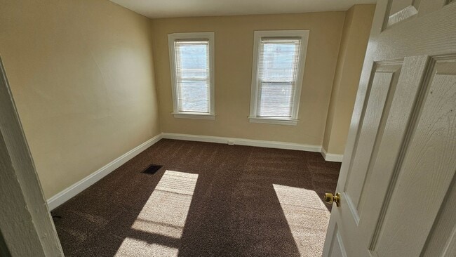 Building Photo - 3 Bedroom Duplex in Quiet Location