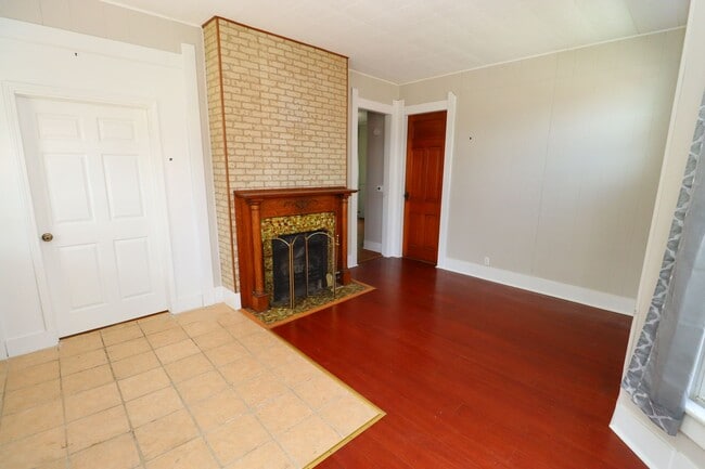 Building Photo - Charming Two Bedroom Unit in the Heart of ...