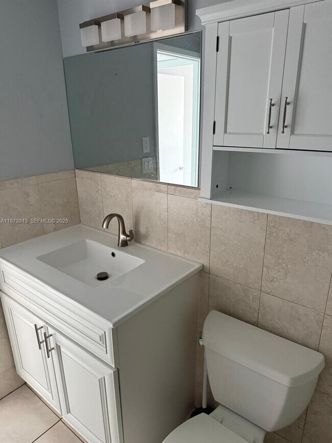 Building Photo - 400 Kings Point Dr