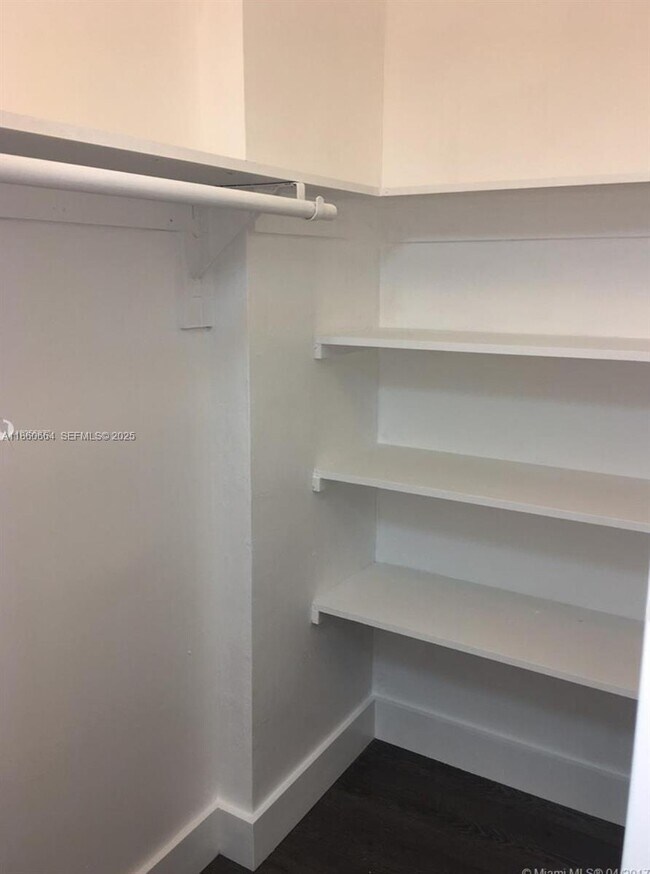 Building Photo - 1301 NE Miami Gardens Dr