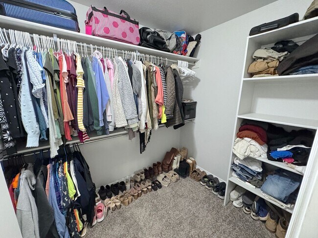 Building Photo - Beautiful 3 Bed 2 Bath with Refrig A/C!