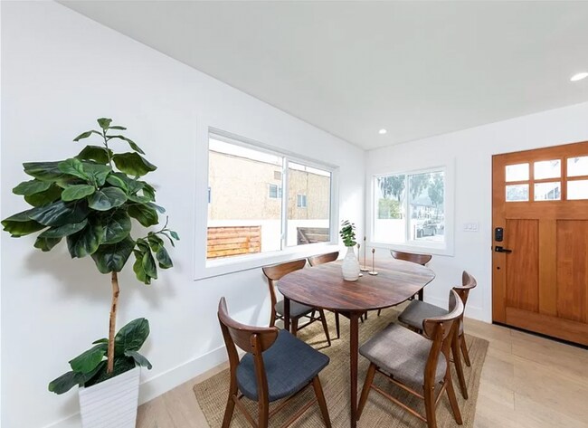 Entry and dining area - 1593 Yosemite Dr