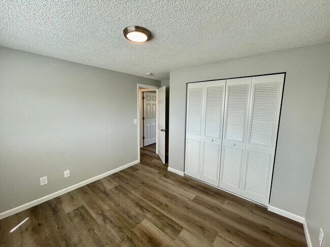 Building Photo - Beautifully Remodeled Ground-Level 2-Bedroom!