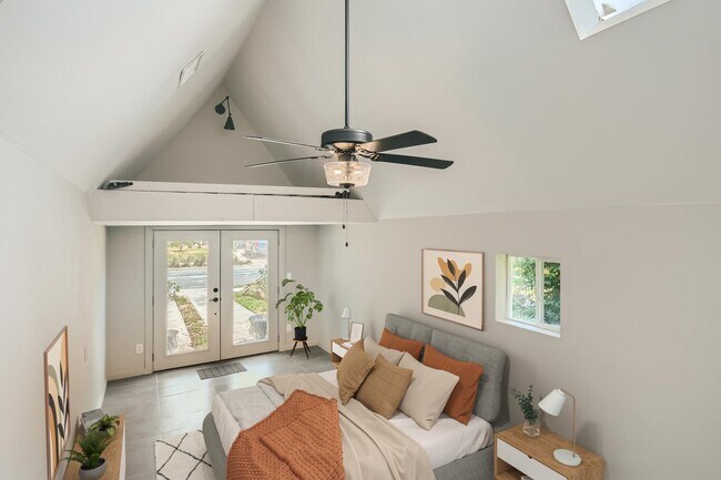 Building Photo - Impressive Cochran Heights home with outdo...