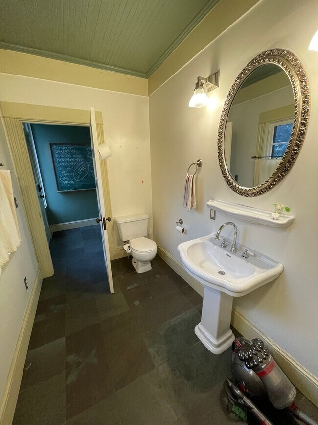 Building Photo - 2002 NE 13th Ave