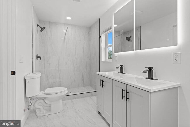 Building Photo - 265 Holly Dr