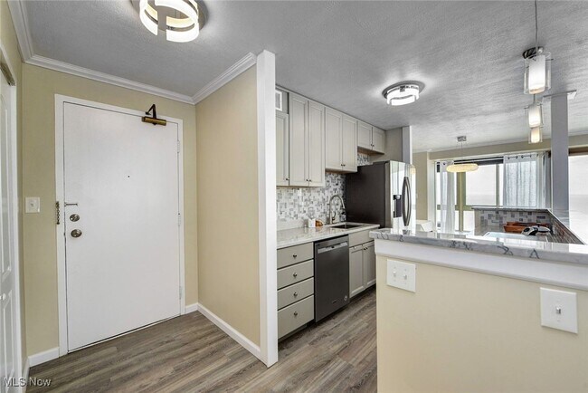 Building Photo - 12520 Edgewater Dr