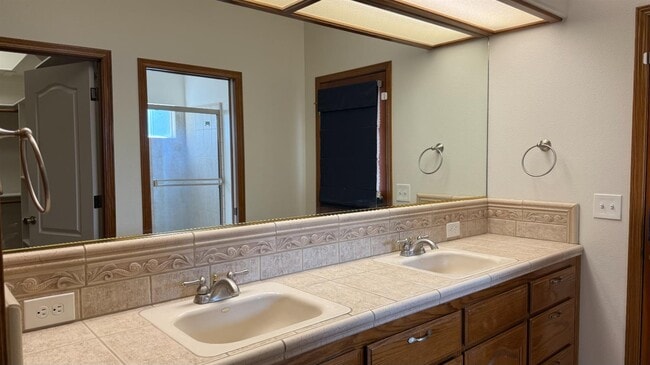 Building Photo - 521 Sherwood Ct