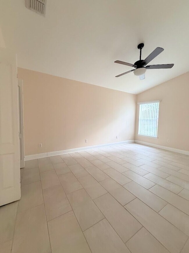 Building Photo - LOTS OF ROOM IN THIS CUTE 3/2 HOME IN CLERMONT!