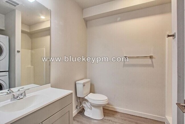 Building Photo - Cozy Studio near restaurants, shopping and...