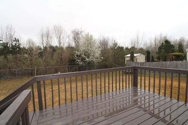 Building Photo - Lovely renovated 3 bedroom 2 Bath home in ...