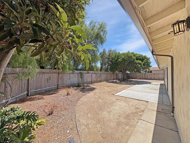 Building Photo - Spacious 4-Bedroom Retreat in the Heart of...