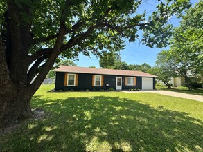 Building Photo - Newly remodeled Eastside home