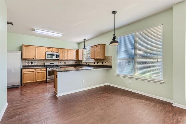 Building Photo - 105 Meadowlark Ln