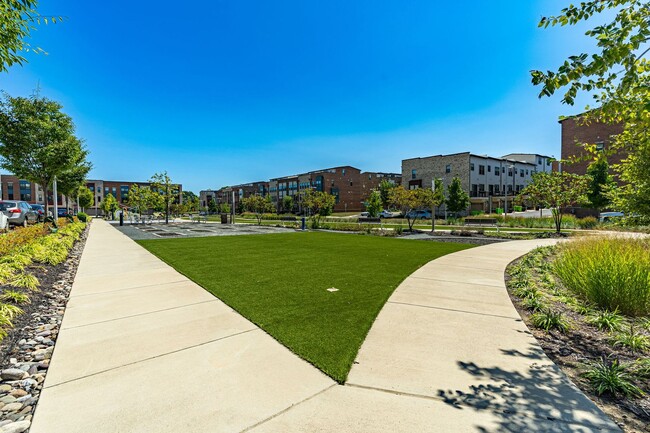 Building Photo - Modern 3 BR Townhome in Village of Towne Square Includes Trash, Cable/internet and Landscaping!