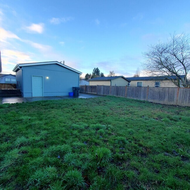 Building Photo - Pet Friendly 4 bedroom 2 bath home w/ 2 car garage