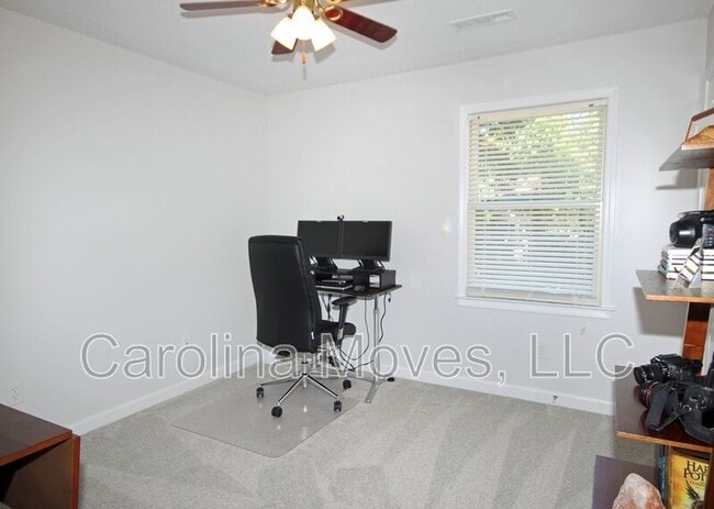 Building Photo - 6 Briton Ct