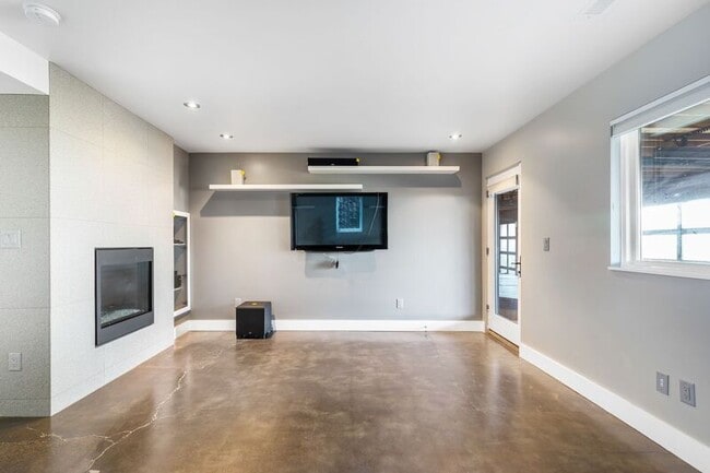 Building Photo - 302 NW Albemarle Terrace