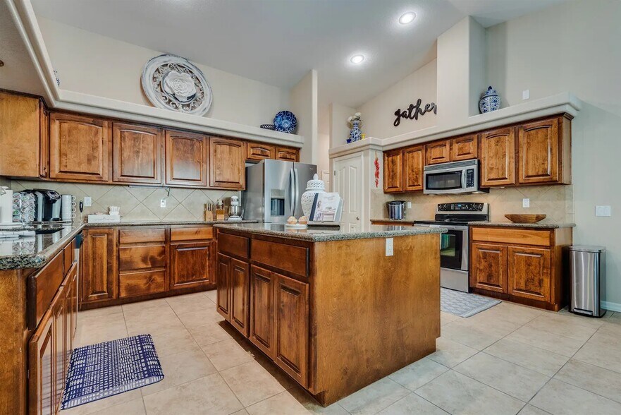 Building Photo - 1820 Cabana Dr