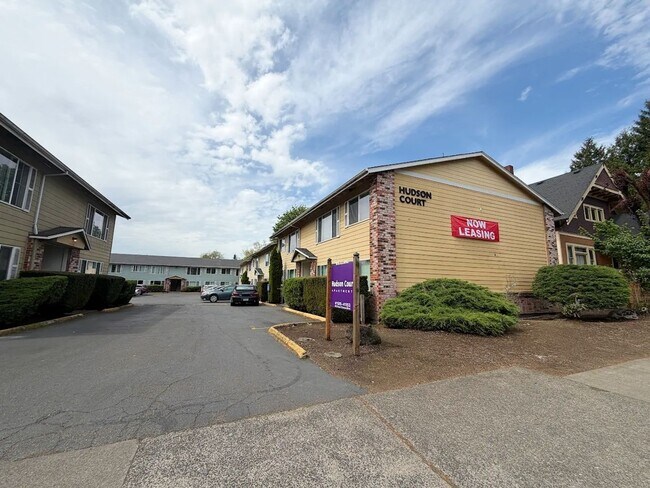 Building Photo - **$750 DEPOSIT & FREE FIRST MONTH'S RENT** ~Hudson Court - Spacious Top Floor Unit~ Great Natural...