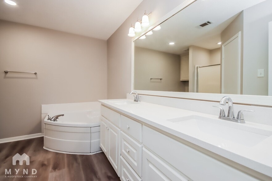 Building Photo - 16376 River Fall Ct