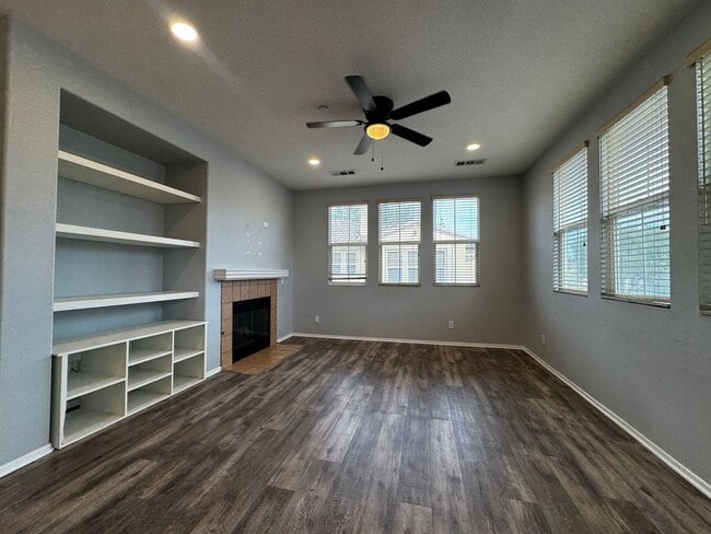 Building Photo - Murrieta 2 bedroom townhome with office fo...