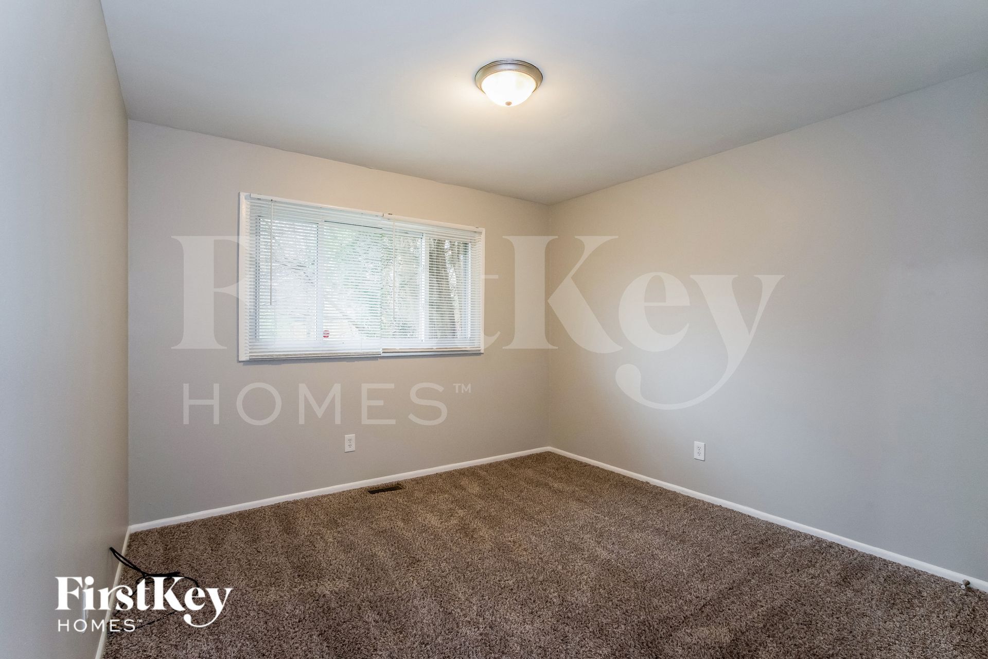 Building Photo - 104 E Oak St