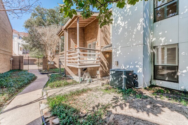 Building Photo - 708 Fowler St