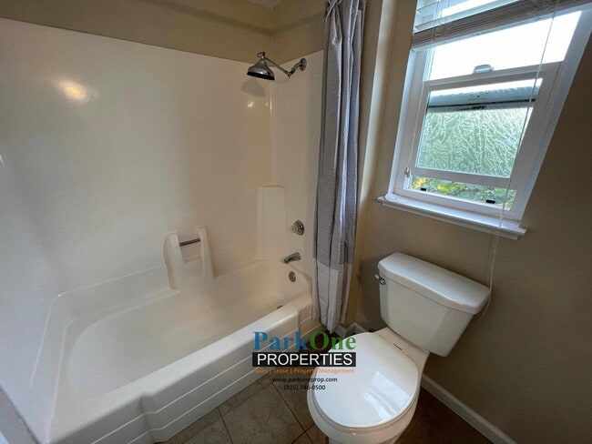 Building Photo - Great Townhouse Now Available in Concord!
