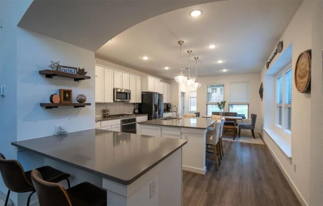 Building Photo - Charming 4 beds 2.5 baths in Meadowlakes!