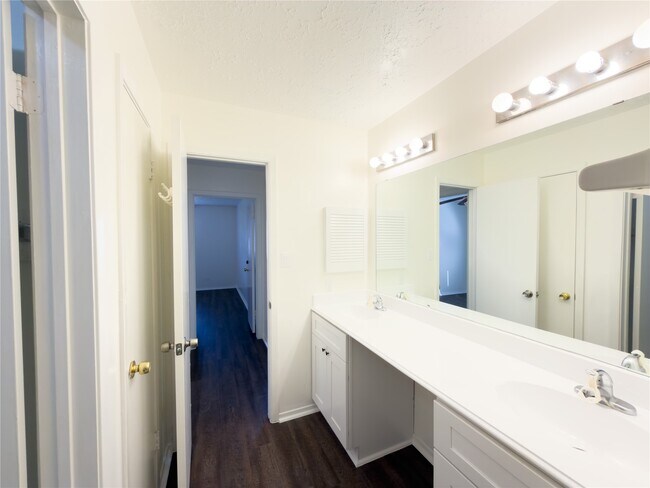 Building Photo - 13610 Piney Oaks Dr