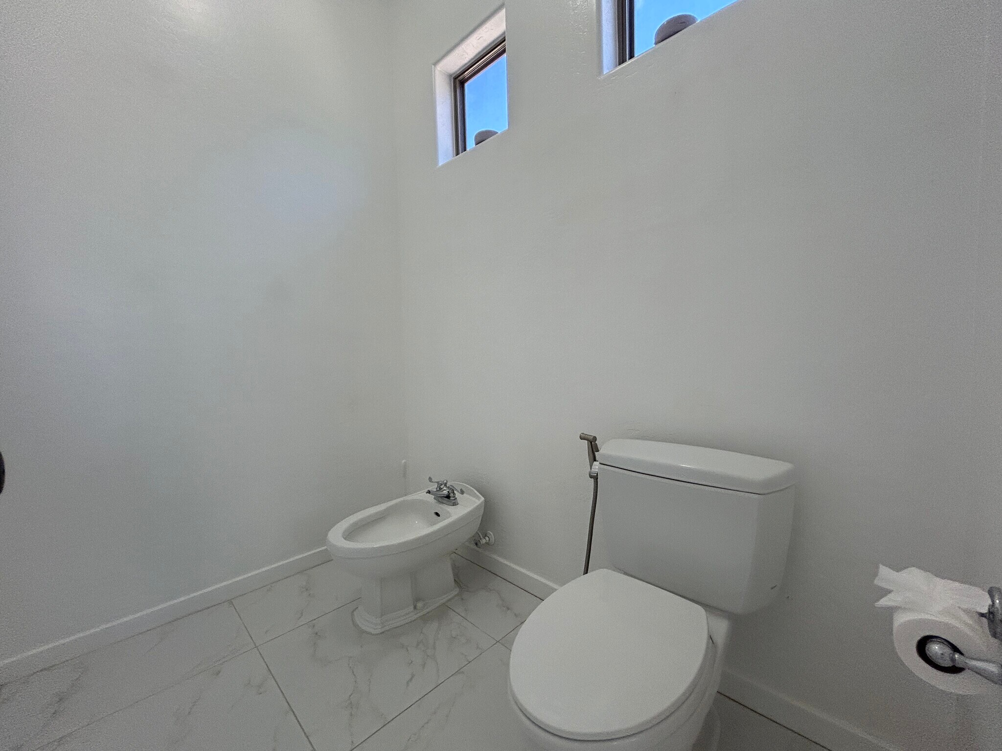 Building Photo - 2041 E Fawn Dr