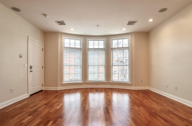 Building Photo - 303 Grand St